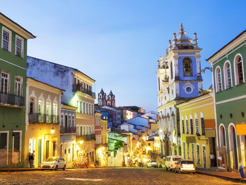 Rua do Centro Histórico de Salvador, com os prédios coloniais coloridos em ambos os lados