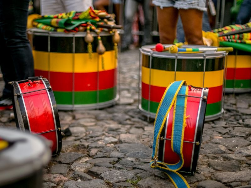 Instrumentos utilizados no axé e no samba reggae, espalhados pelo chão