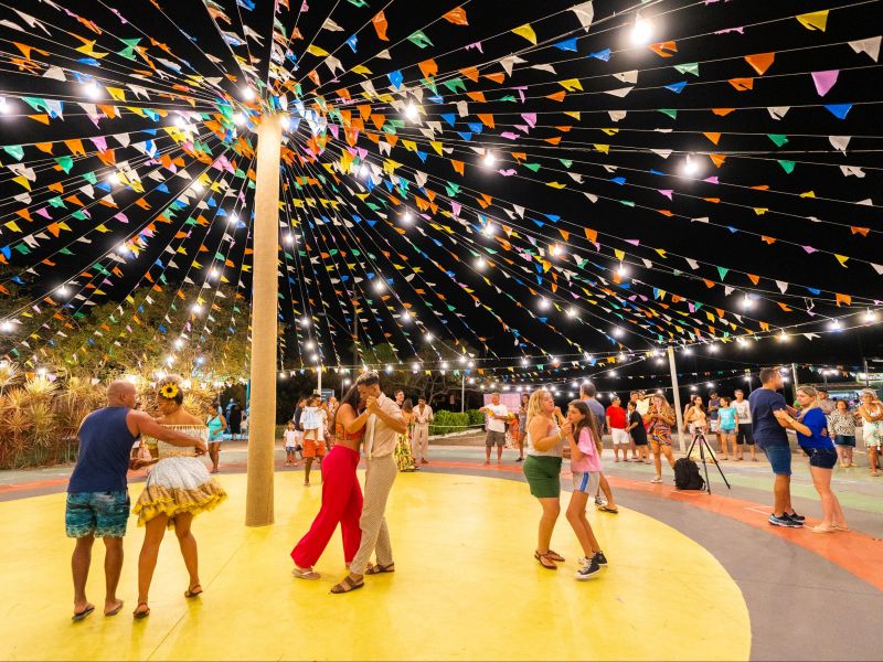 Pessoas dançando quadrilha na Quermesse da Vila, na Costa do Sauípe