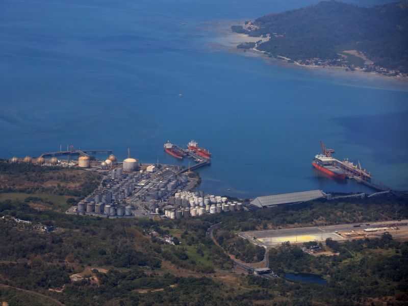 Mar em Madre de Deus, com barcos e navios ancorados no porrto 